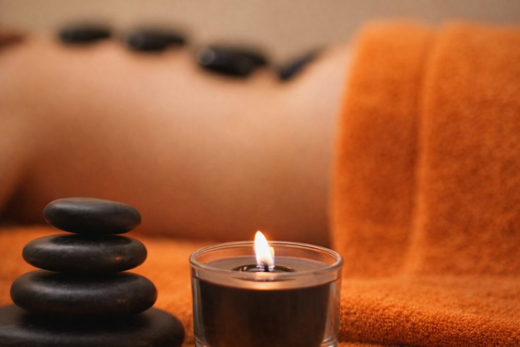 Hot stone massage – ontspannende massage met warme basaltstenen